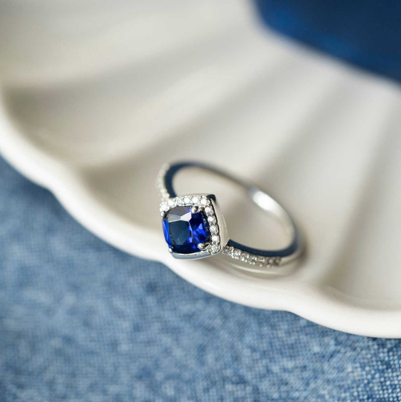 Ring i sølv med blå zirkonia 991709