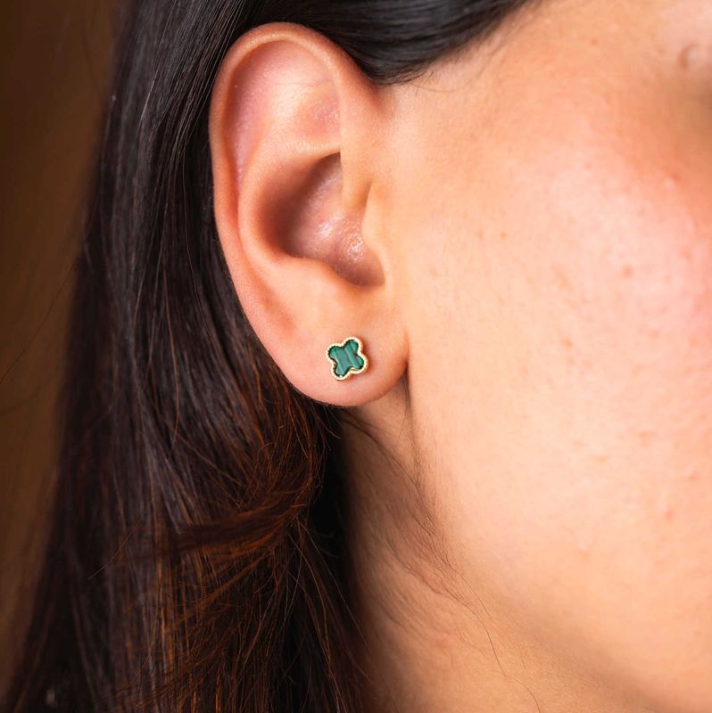 Øredobber i forgylt sølv med grønn kløver 991781